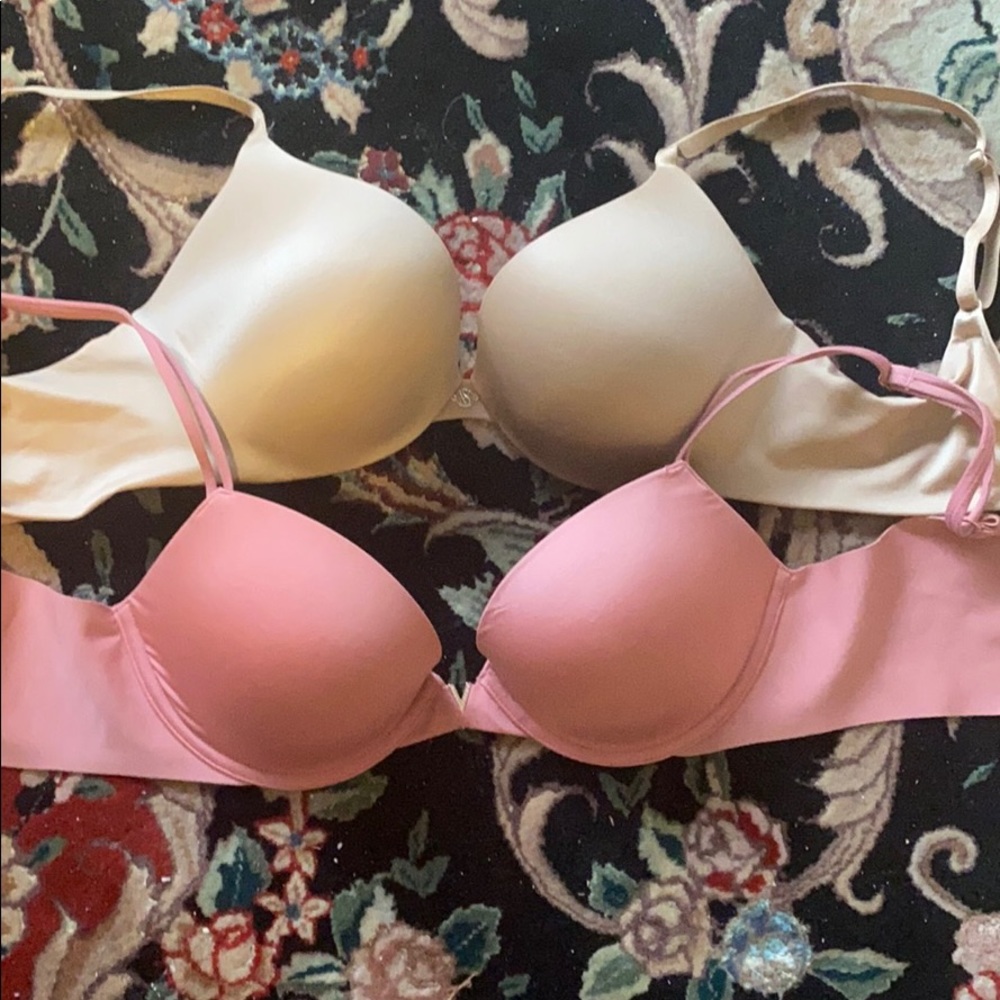 Lot of 2 Victoria’s Secret push-up bras 32D